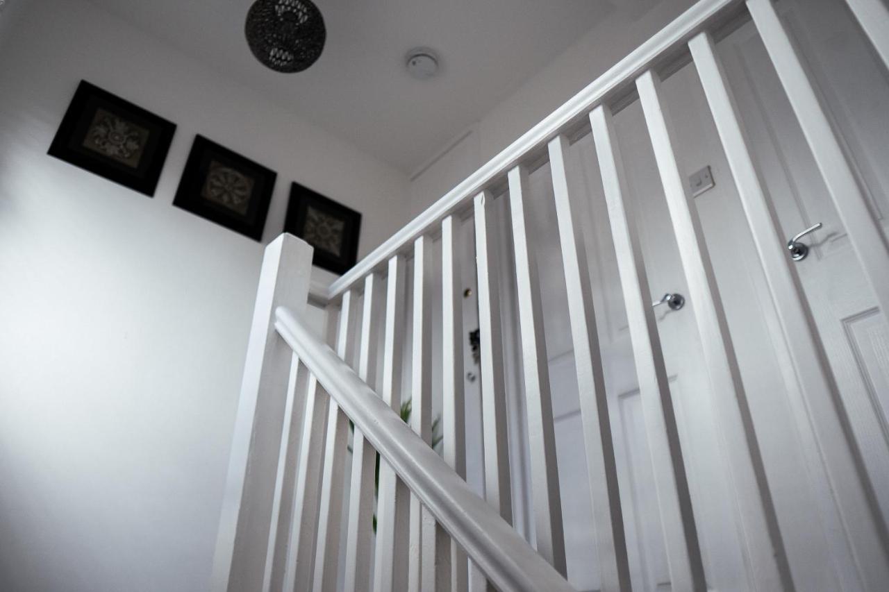 Large 4 Bedroomproperty Driveway And 3 Bathrooms Burton Latimer Esterno foto