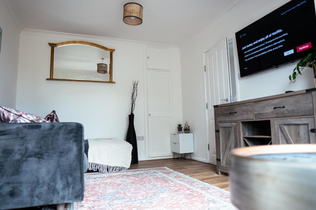 Large 4 Bedroomproperty Driveway And 3 Bathrooms Burton Latimer Esterno foto